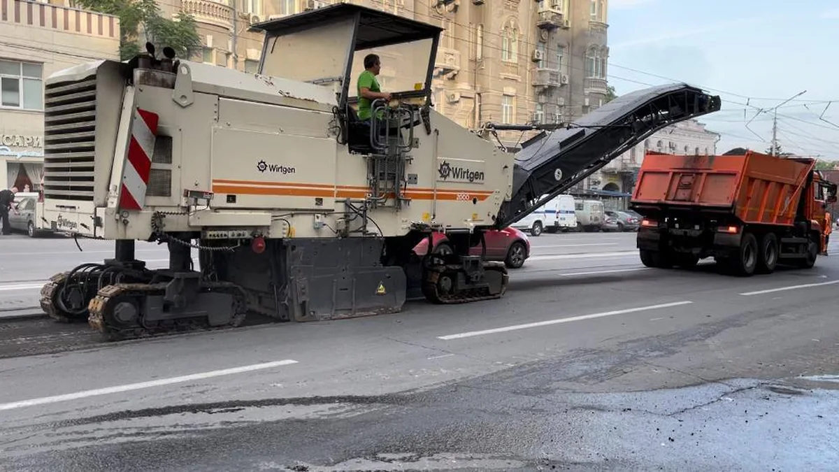 В Ростове-на-Дону восстанавливают дорожное покрытие после его повреждения от военной техники 