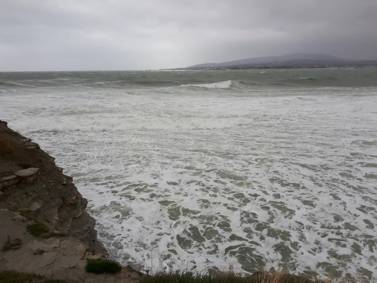 В Анапе и Геленджике запрещено купание из-за шторма