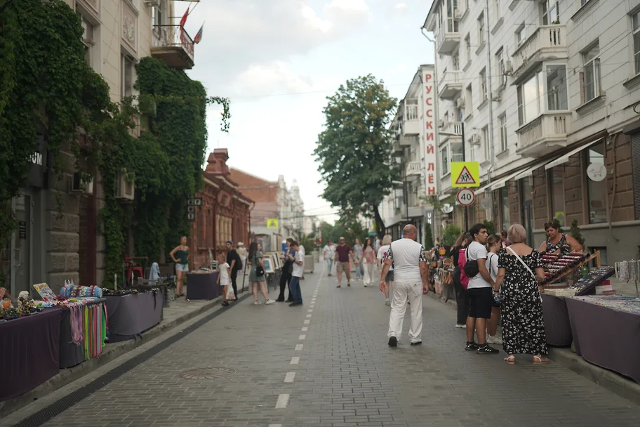 На уличной сцене краснодарского Арбата обещают запустить выступления артистов