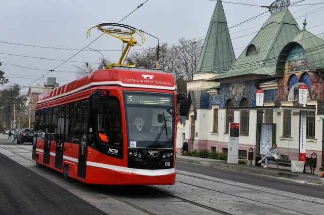 В Таганроге в трамваях установили контролирующие терминалы безналичной оплаты проезда