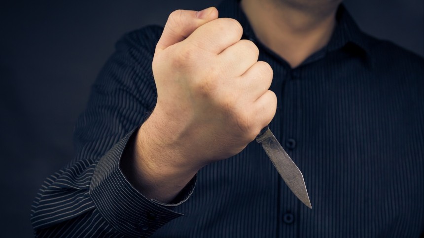 В Курске обиженный гражданин напал с ножом на сотрудника управляющей компании