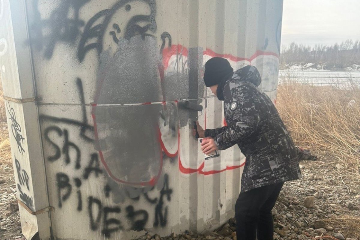В Иркутске задержан подросток, разрисовавший опору моста