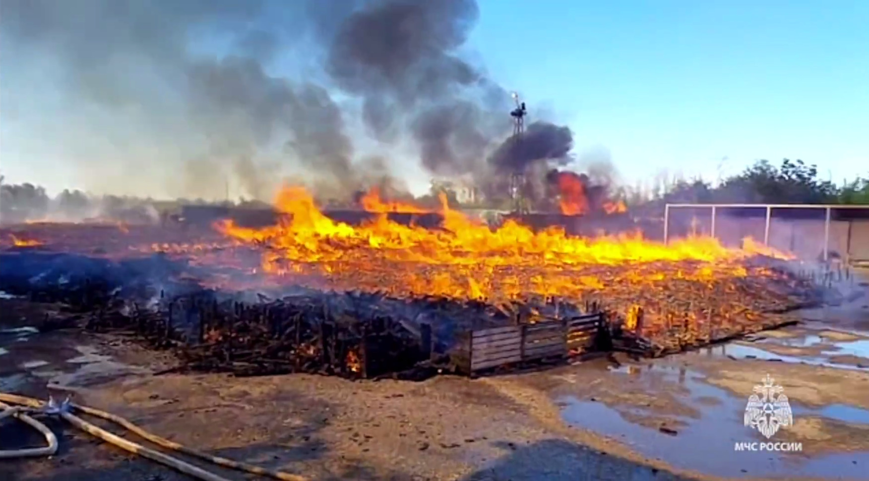 В Крыму локализован пожар на овощехранилище в Жемчужине площадью 1800 м²
