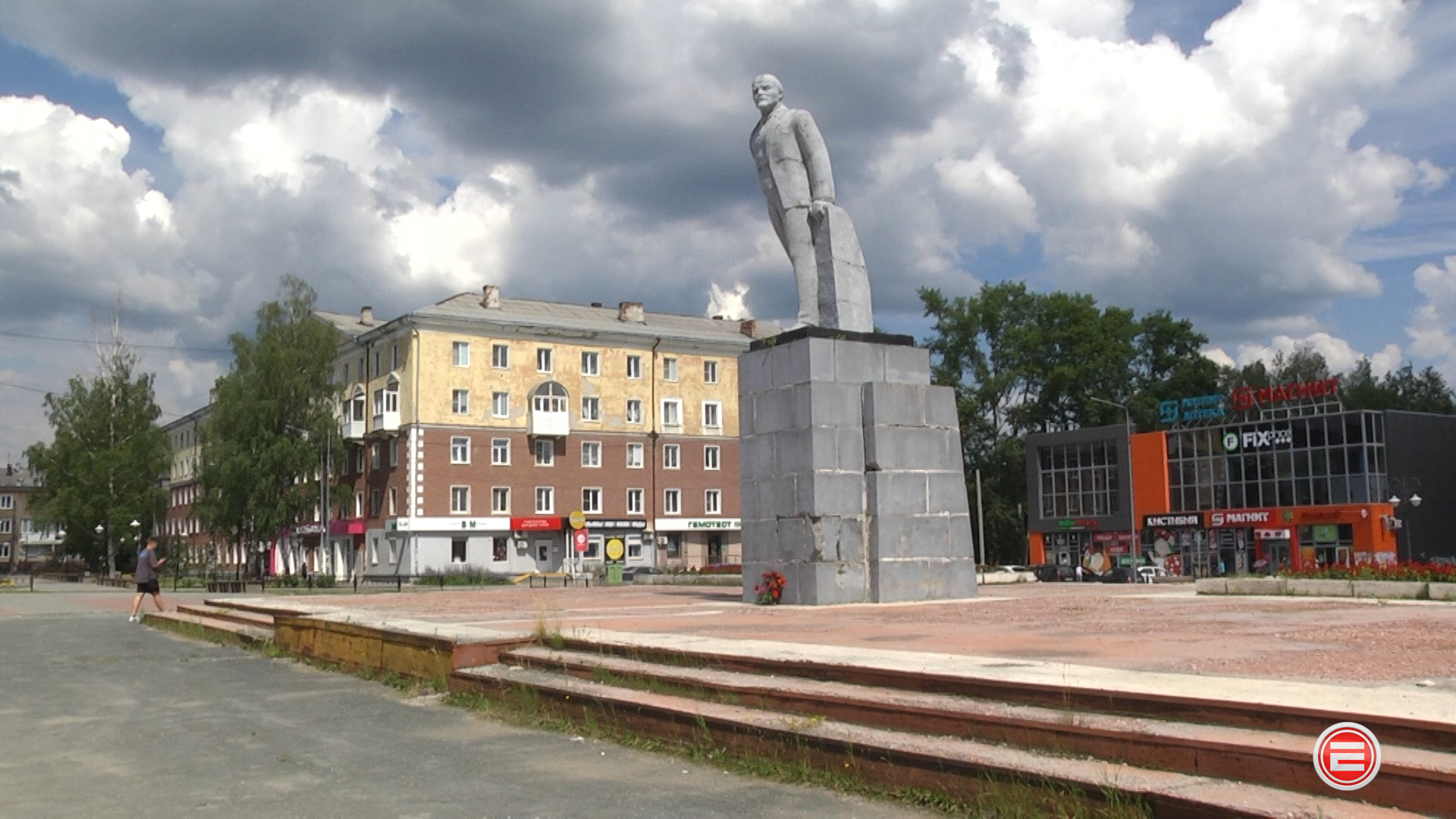 В Ревде Свердловской области демонтируют чугунный памятник Ленину для отправки его на реставрацию