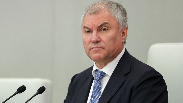 «Чтобы каждый понял, что он в России»: Володин призвал регионы не тянуть с заменой вывесок